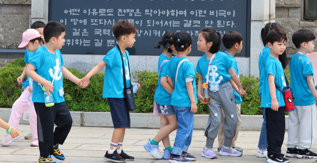 25일 오전 인천 연수구 인천상륙작전기념관으로 현장학습 나온 어린이들이 기념 촬영하고 있다. 연합뉴스