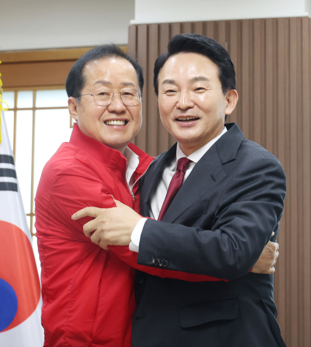 원희룡(오른쪽) 전 국토교통부 장관이 26일 대구시 산격청사에서 홍준표 대구시장을 만나고 있다. 연합뉴스