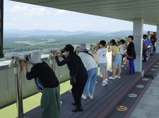 도라전망대를 찾은 관광객들이 망원경을 통해 북녘을 바라보고 있다. 사진 제공=경기도