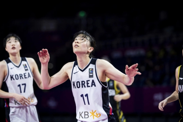 FIBA U-18 여자 아시아컵 말레이시아전 승리를 이끈 이가현과 정현. 국제농구연맹 홈페이지