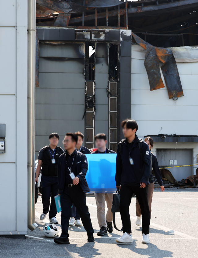 화성 아리셀 공장 압수수색 (화성=연합뉴스) 권준우 기자 = 26일 오후 경기 화성시 서신면 일차전지 업체 아리셀 공장에서 경찰과 고용노동부 관계자들이 압수수색을 하고 있다. 한편 지난 24일 오전 10시 30분께 아리셀 공장 3동 2층에서 불이 나 23명이 숨지고, 8명이 다쳤다. 2024.6.26 stop@yna.co.kr (끝)