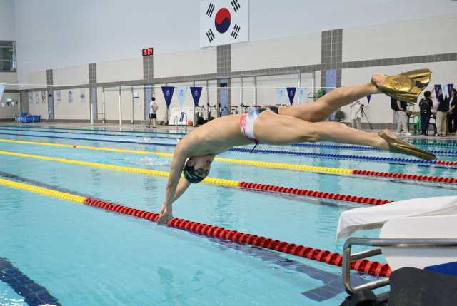 수영 황선우 선수가 26일 충북 진천국가대표선수촌 챔피언하우스에서 열린 2024 파리하계올림픽 D-30 미디어데이에서 훈련하고 있다.