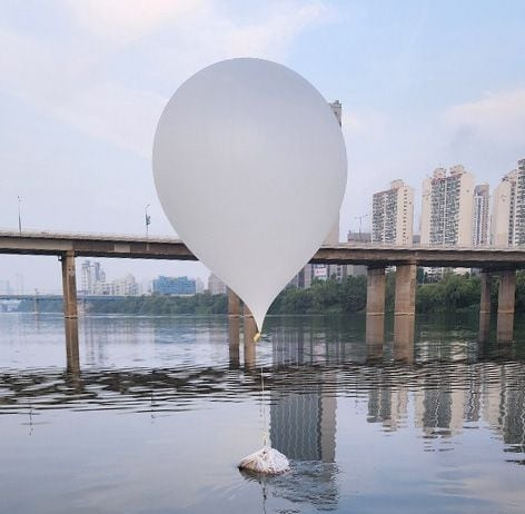 지난 9일 서울 잠실대교 인근에서 발견된 북한의 대남 오물풍선. 사진 제공=합참