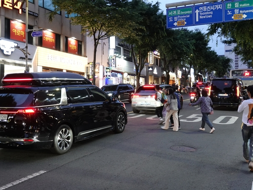 지난 25일 오후 제주시 제원사거리 인근 도로에서 외국인 관광객들이 무단횡단하고 있다. 연합뉴스