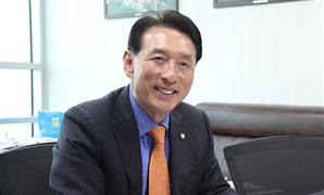[속보]국회 외통위원장 김석기…與 경선서 안철수 누르고 선출