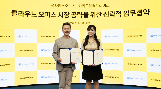 지준경(왼쪽) 폴라리스오피스 CEO와 이지혜 카카오엔터프라이즈 CGO가 기념 촬영을 하고 있다. 사진 제공=카카오엔터프라이즈