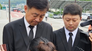 아리셀 대표, 유족과 처음 만나 사죄…"어떻게든 해결할 것"