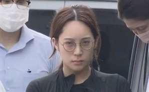 ‘아동 학대’로 체포된 보육교사…얼굴 공개되자 난리났다, 대체 왜?