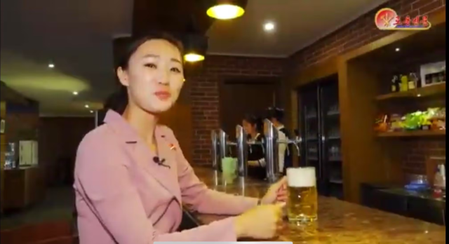 맥주를 즐기는 북한 여기자. 뉴스1