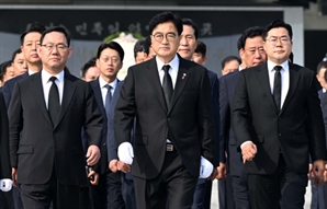 현충원 참배하는 국회의장과 부의장