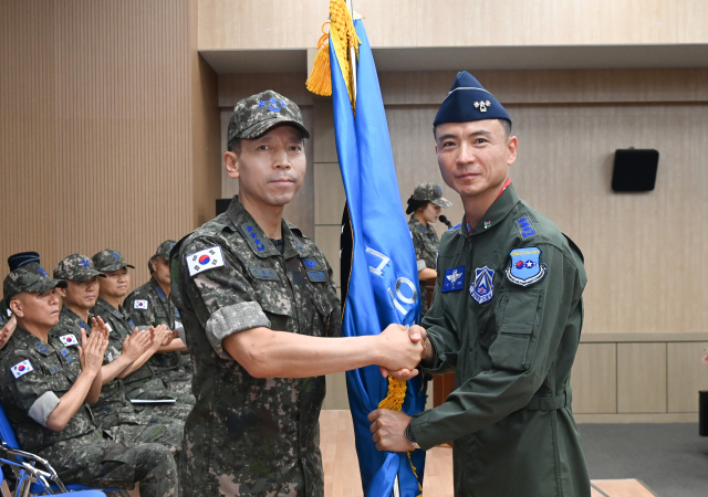 김형수 공군작전사령관(왼쪽)이 28일 이현우 초대 우주작전전대장에게 부대기를 수여하고 있다. 사진 제공=공군