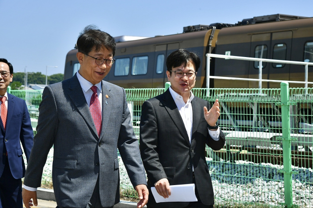 28일 김포골드라인 증편식 참석한 김병수 김포시장(오른쪽)과 박상우 국토교통부 장관이 대화를 나누고 있다. 사진 제공=김포시