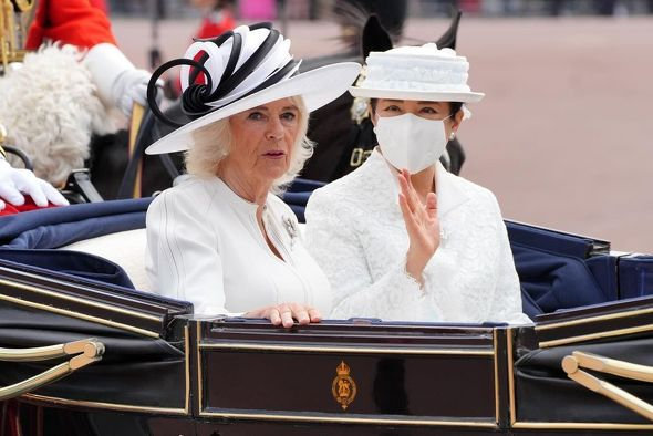 영국 방문한 日왕비 '마차 퍼레이드' 무슨 일?…이것 때문에 마스크 썼다 [지금 일본에선]