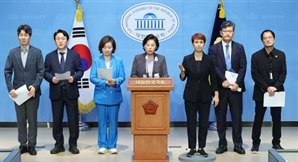 야권 "尹, 극우 유튜브 보나" 與 "왜곡된 기억 바로잡아야"