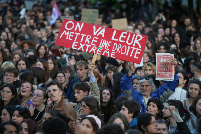 지난 11일(현지시간) 프랑스 파리 시내 공화국 광장에서 시민들이 극우 반대 시위를 벌이고 있다. 연합뉴스
