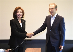 ‘전대 출마’ 나경원 만난 MB가 작심하고 한말 …“개인보다 국가가 우선, 당정 힘 모아야”