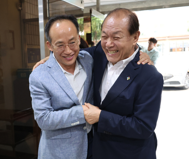 국민의힘 황우여 비상대책위원장이 28일 오후 서울 여의도의 한 식당에서 추경호 원내대표와 만찬회동을 하기 위해 만나 반갑게 포옹하고 있다. 연합뉴스