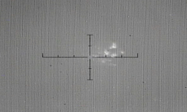군 열상감시장비(TOD)로 촬영한 북한 미사일이 비행중 폭발해 수십여개의 파편으로 흩뿌려지는 모습. 사진=합참 영상 캡처