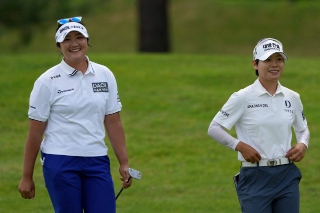 미국여자프로골프(LPGA) 투어 다우 챔피언십에서 공동 9위에 오른 유해란(왼쪽)과 이소미. AFP연합뉴스