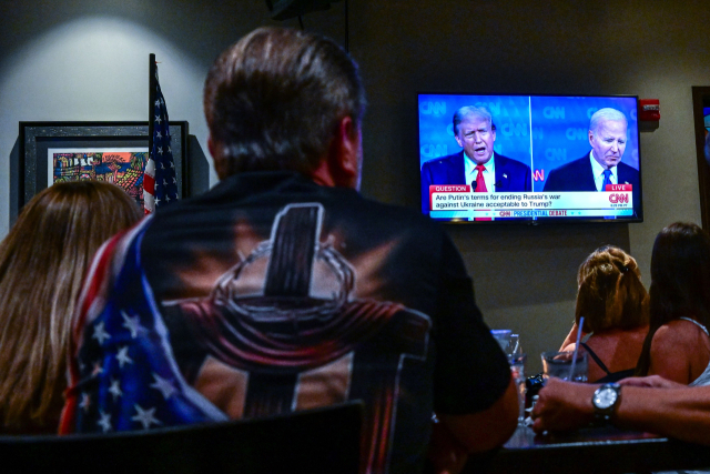 미국 시민들이 트럼프 전 대통령과 바이든 대통령의 TV토론을 지켜보고 있다. /AFP연합뉴스