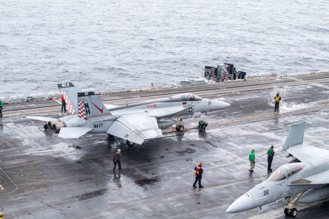 지난 28일 제주 남방 공해상에서 열린 한미일 첫 다영역 연합훈련 ‘프리덤 에지’에서 F/A-18 슈퍼호넷이 미 핵항공모함 루스벨스함에서 이륙 준비를 하고 있다. 사진 제공=미 해군