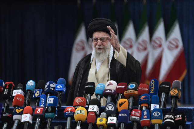 이란 서열 1위인 아야툴라 하메네이가 28일 열린 대통령 선거 후 언론에 인사하고 있다. AP연합뉴스