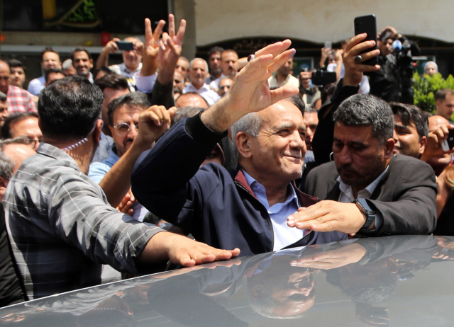28일 열린 이란 대통령선거에서 뜻밖의 승리를 거머쥔 개혁파 후보 마수드 페제시키안이 투표소 밖에서 손을 흔들고 있다. /EPA연합뉴스