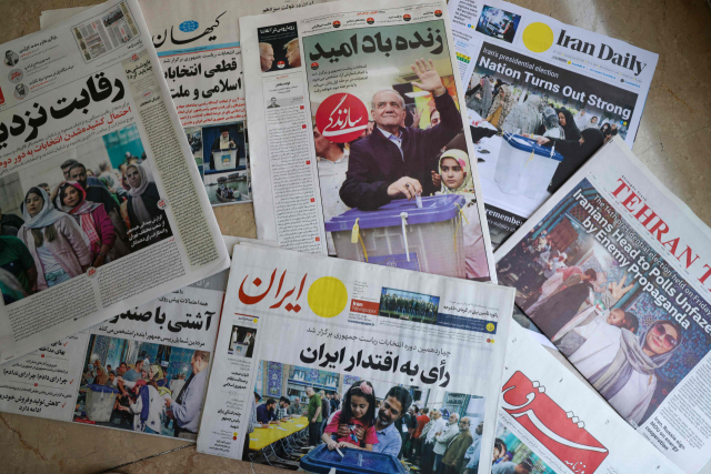 이란 대선이 치러진 다음날인 29일 이란 주요 신문의 모습/AFP연합뉴스