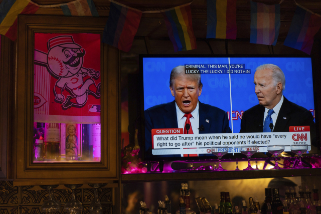 조 바이든(오른쪽) 대통령과 공화당 대선 후보 도널드 트럼프(왼쪽)가 27일 텔레비전에 비춰지고 있다. AP연합뉴스