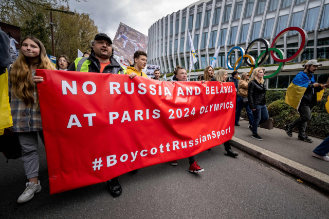 지난해 3월 스위스 로잔에서 열린 러시아 선수들의 올림픽 출전을 반대하는 시위의 모습 /AFP연합뉴스