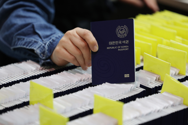 1월 9일 서울 종로구청에서 직원이 여권발급 업무를 하고 있다. 연합뉴스