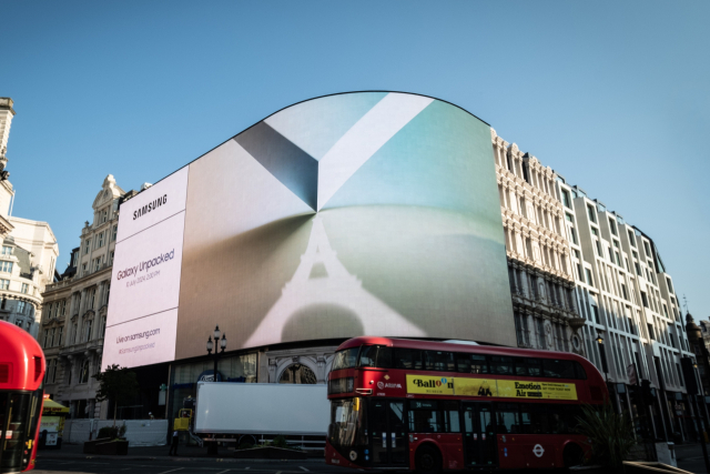 영국 런던 피카딜리 광장의 한 대형 전광판에 삼성전자의 갤럭시 언팩 2024 광고가 상영되고 있다. 사진 제공=삼성전자