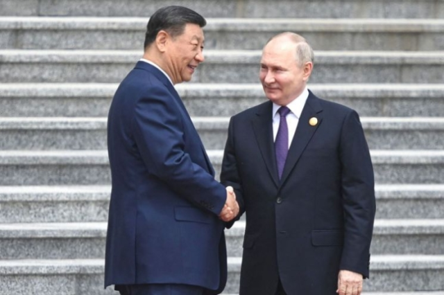 지난 5월 중국을 국빈 방문한 블라디미르 푸틴 러시아 대통령(오른쪽)이 시진핑 국가주석과 악수하고 있다. 연합뉴스