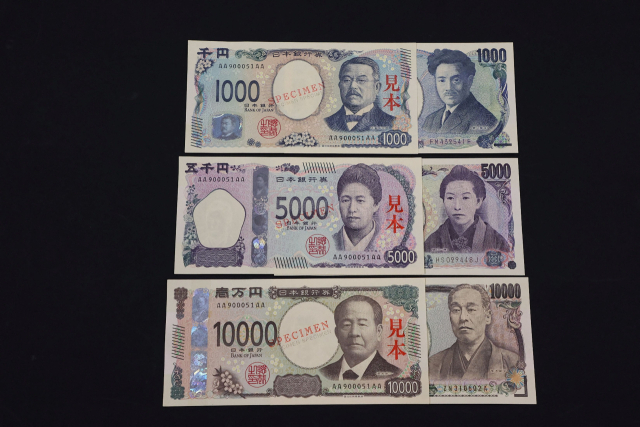 일본 지폐 신권(왼쪽)과 구권(오른쪽)을 비교한 사진. 일본은 3일부터 새로운 지폐를 발행해 유통할 계획이다. AFP연합뉴스