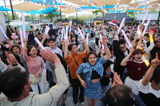 강진군이 지난 4월 19일~6월 29일까지 병영면 병영시장 일원에서 개최한 ‘강진 불금불파 시즌2’에서 외국인 관광객들이 춤을 추며 즐거운 한때를 보내고 있다. 사진 제공=강진군
