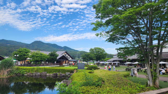 일본 군마현 가와바 마을을 찾은 고객들이 상점 사이를 걷고 있다. 소멸 위기까지 갔던 가와바 마을은 매년 250만 명의 관광객과 소비자들이 찾는 재생 마을로 탈바꿈했다. 군마현=조윤진 기자