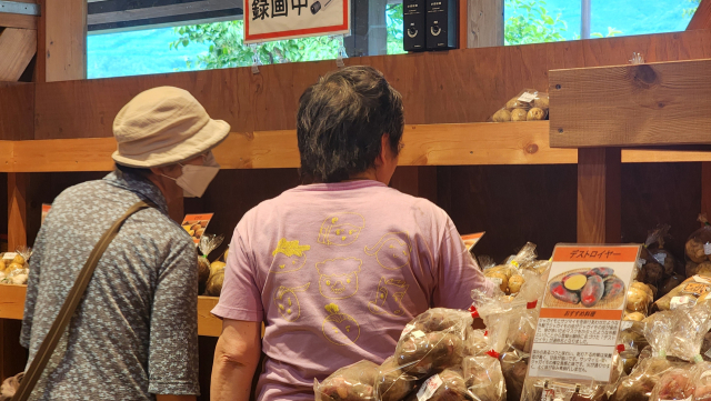 도야마 노부코(오른쪽) 씨가 26일 자신이 직접 기르고 가격을 책정한 감자를 가와바 마을 내 농산물 직판장 매대에 진열하고 있다. 옆에서는 한 방문객이 도야마 씨의 감자를 구입하기 위해 살피고 있다. 군마현=조윤진 기자