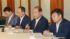 당정, 소상공인 지원 총력전… 대출 상환 연장·임대료 지원