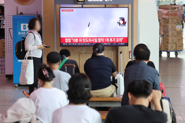 북한이 1일 새벽 10분 간격으로 탄도미사일 2발을 발사했다고 합동참모본부가 밝힌 가운데 서울역에 시민들이 관련 뉴스를 보고 있다. 연합뉴