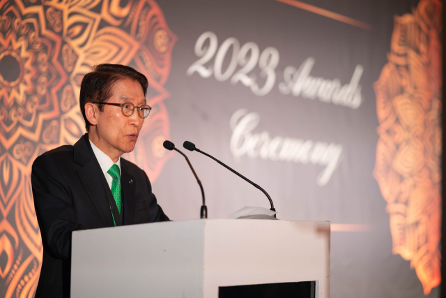 신창재 교보생명 대표이사 겸 이사회 의장이 지난해 11월 6일 '힐튼 싱가포르 오차드 호텔에서 열린 '2023 글로벌인슈어런스포럼'에서 '2023 보험 명예의 전당 월계관상'을 수상한 뒤 수상소감을 말하고 있다. 사진 제공=교보생명