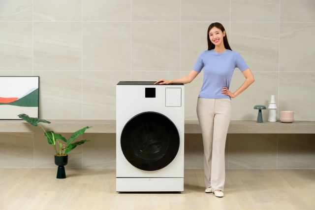 삼성전자 모델이 올인원 세탁건조기 '비스포크 AI 콤보' 신제품을 소개하고 있다. 사진제공=삼성전자