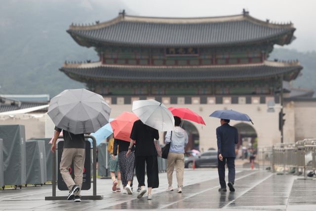 장마 영향으로 비가 내린 지난달 30일 오전 서울 종로구 광화문광장 일대에서 시민들이 우산을 쓰고 이동하고 있다.연합뉴스