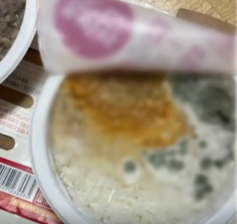 곰팡이가 핀 즉석밥 제품 사진. 채널A 캡처