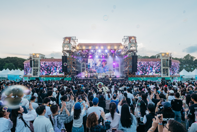 지난달 30일 서울 송파구 올림픽공원 88잔디마당에서 '2024 서울파크뮤직페스티벌'이 열려 가수 10CM가 노래하고 있다. 사진 제공=서울 파크 뮤직 페스티벌