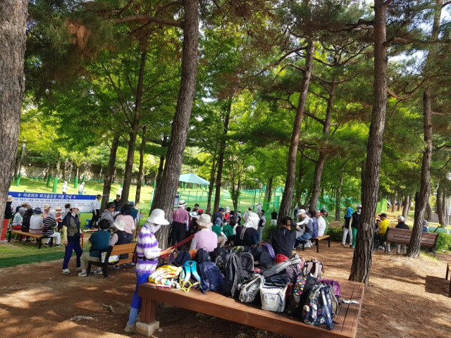 1일 개장한 용인시 ‘수지아르피아 파크골프장’을 찾은 시민들이 차례를 기다리고 있다. 사진 제공 = 용인시파크골프협회