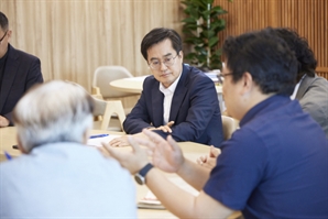 김동연, 아리셀 화재 계기 이주노동자 전문가들과 지원정책 숙고