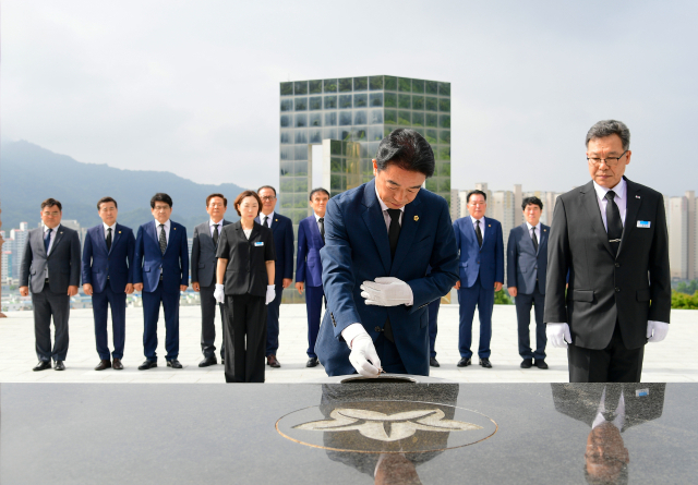 최학범 경남도의회 의장 등 후반기 의장단이 1일 국립 3·15민주묘지를 찾아 참배를 하고 있다. 사진제공=경남도의회