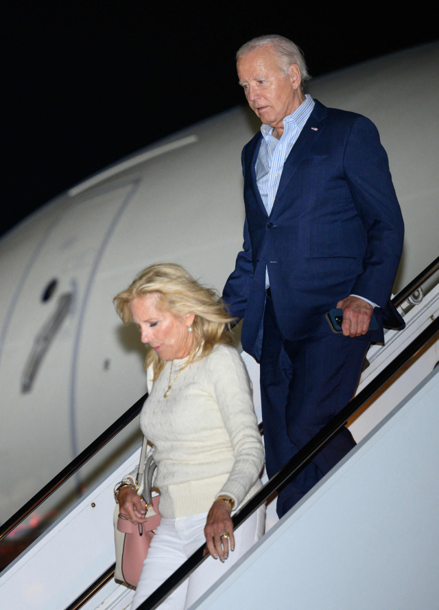 지난달 29일(현지 시간) 조 바이든 미국 대통령과 영부인 질 바이든 여사가 메릴랜드 해거스타운 공항에 도착해 에어포스원에서 내리고 있다. AFP연합뉴스
