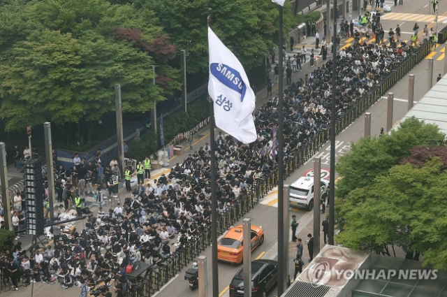 삼성전자 노동조합 조합원들이 5월 서울 강남구 삼성전자 사옥 앞에서 노동조합과의 교섭을 촉구하며 문화 행사를 열고 있다. 연합뉴스