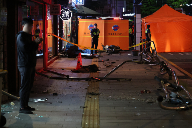 1일 밤 대형 교통사고가 발생한 서울 시청역 인근 교차로 인도에 사고의 흔적으로 파편들이 흩어져 있다. 경찰 관계자는 